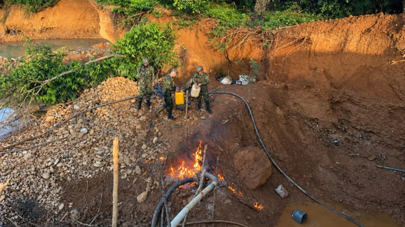 La operación buscó frenar la extracción de oro y golpear las finanzas de las estructuras criminales que, según las autoridades, operan en esta zona del Bajo Cauca. Foto: cortesía Ejército
