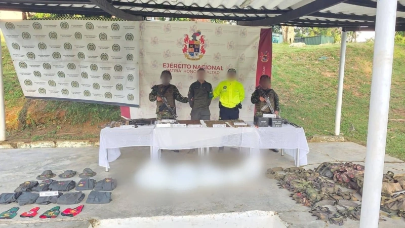 Los combates con el Clan del Golfo en Nechí dejaron un presunto integrante de esa organización muerto, otro capturado y un importante arsenal incautado. Foto: cortesía Ejército