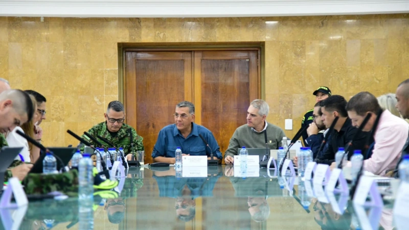 La reunión puso sobre la mesa la disputa por el territorio, los homicidios y las economías criminales que alimentan a los grupos armados. Foto: cortesía Gobernación de Antioquia