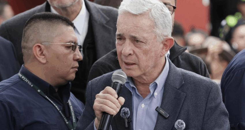 El expresidente Uribe rindió homenaje a Miguel Uribe Turbay en Bogotá