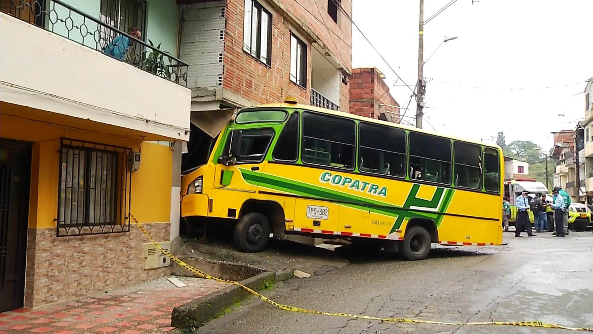 16 personas lesionadas en choque de bus en Enciso