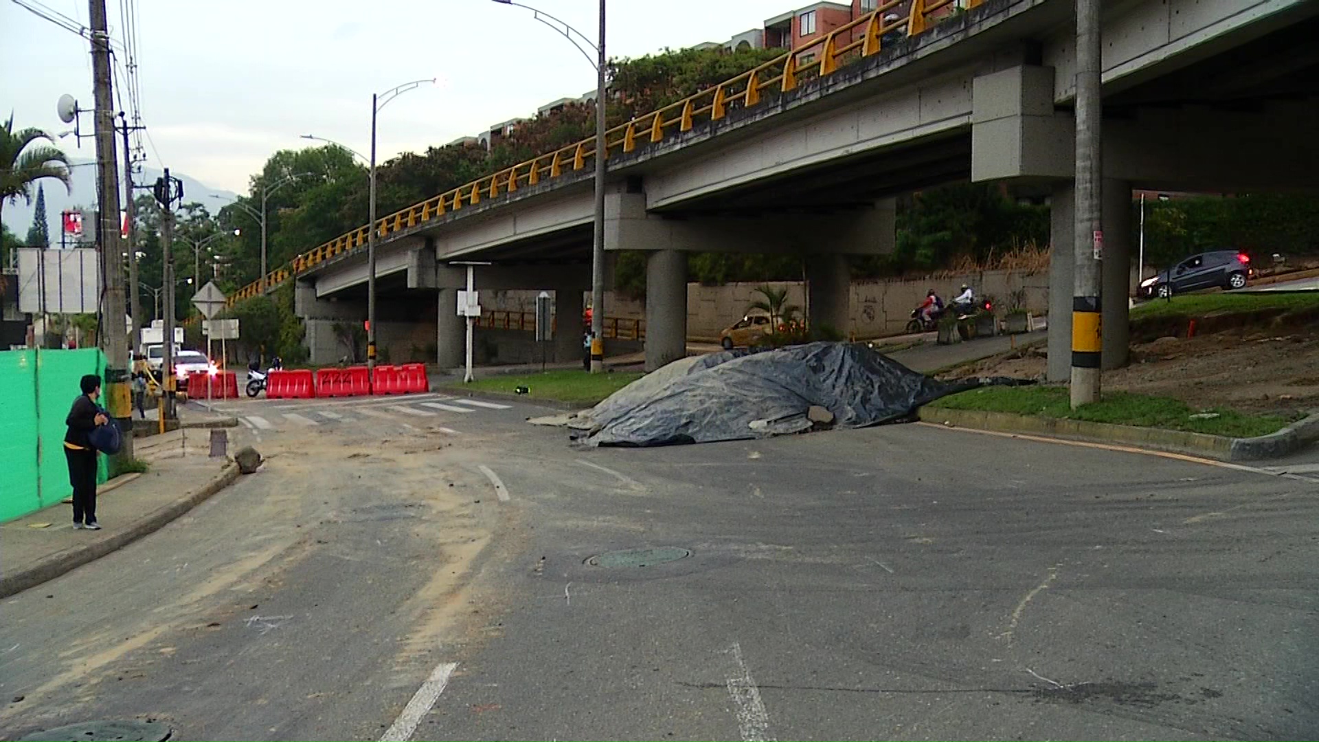 Bloque de concreto sería causante de daño en vía Las Palmas