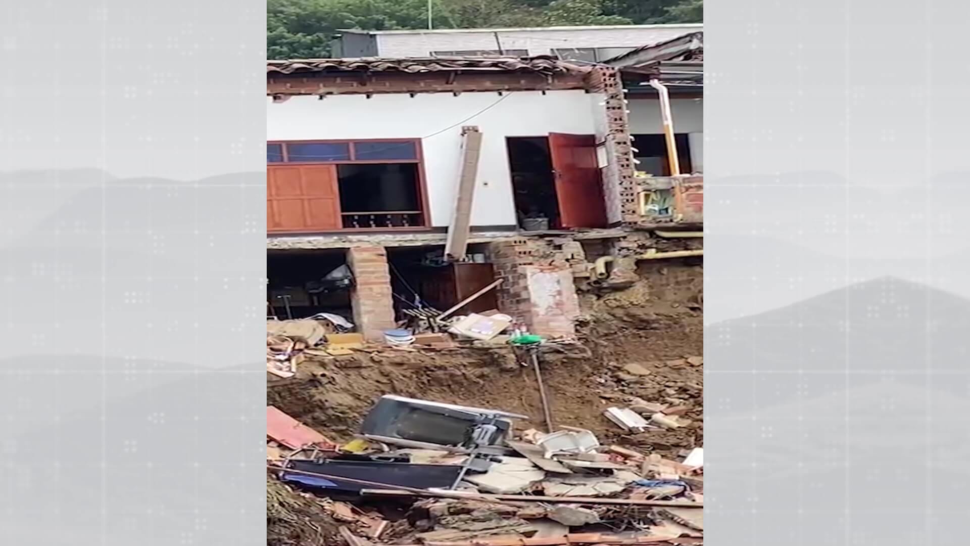 Bomberos atendieron inundaciones en vía pública