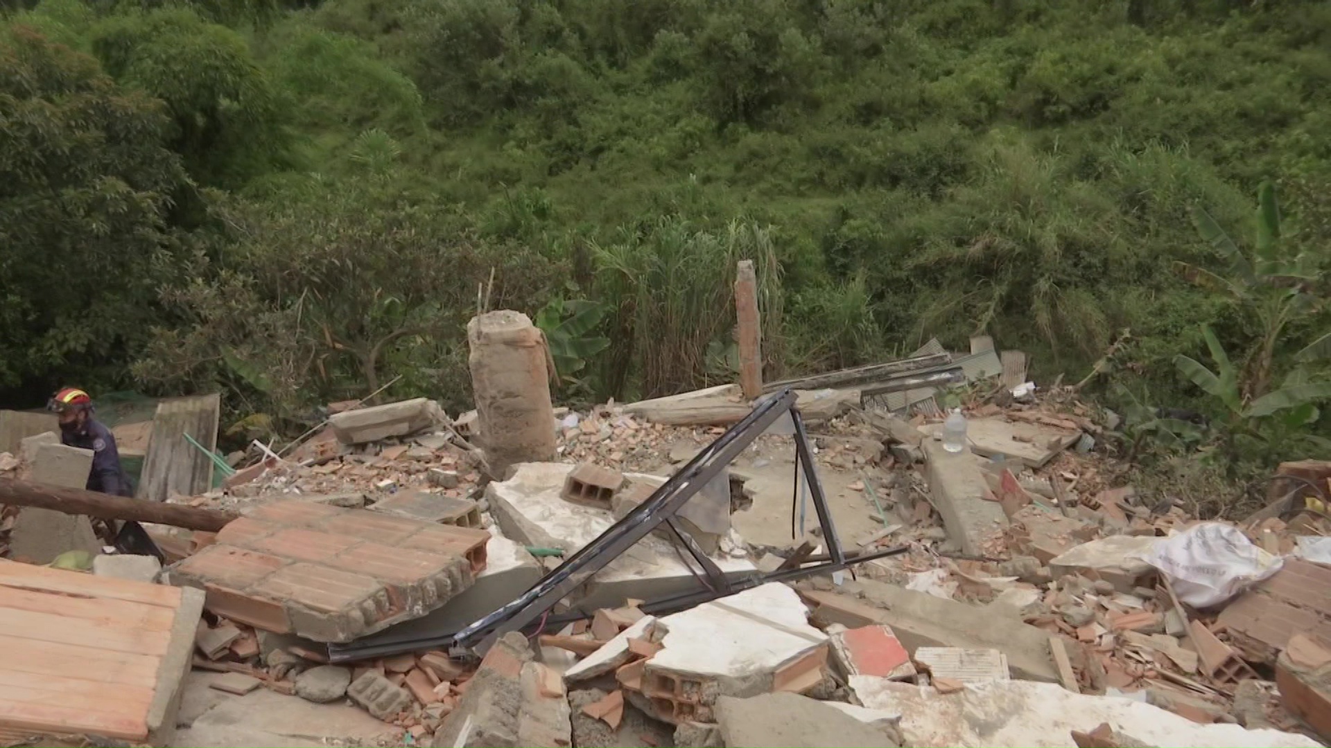 Colapso de edificación deja un herido