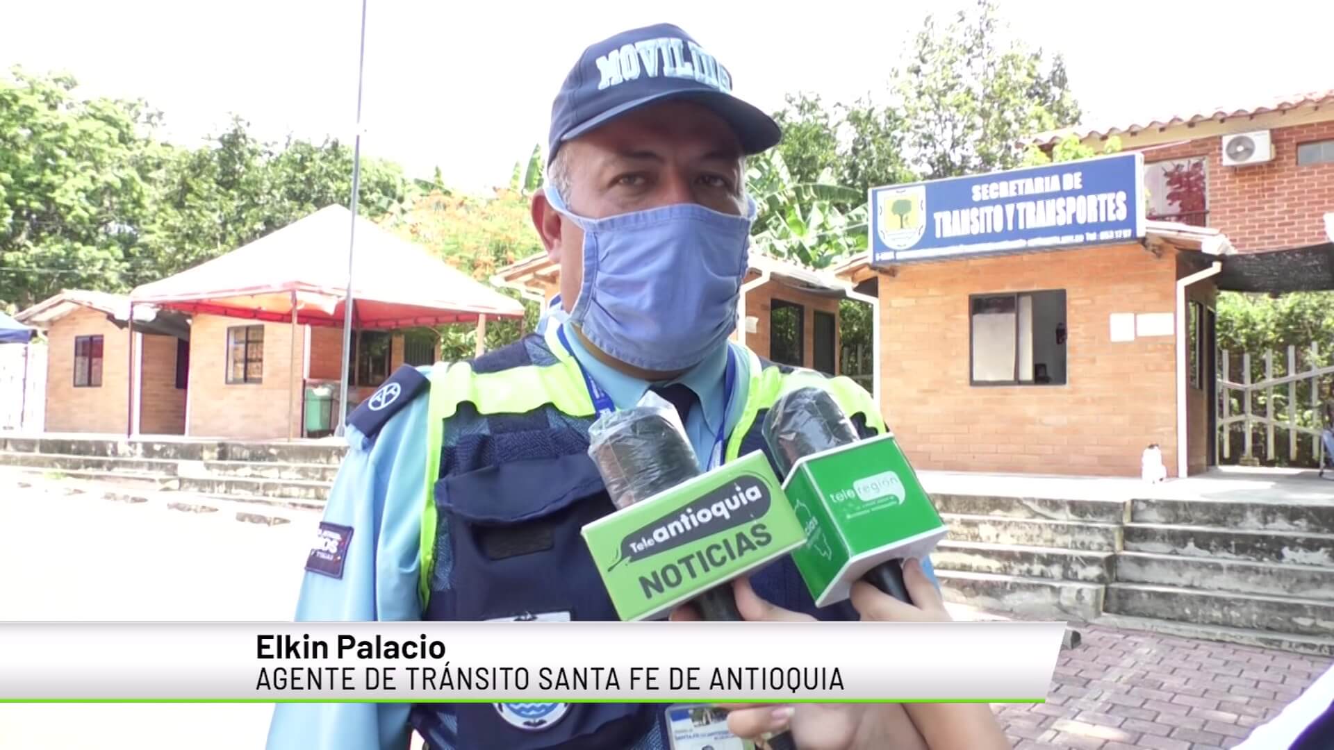 Conductor huyó al atropellar agentes de tránsito