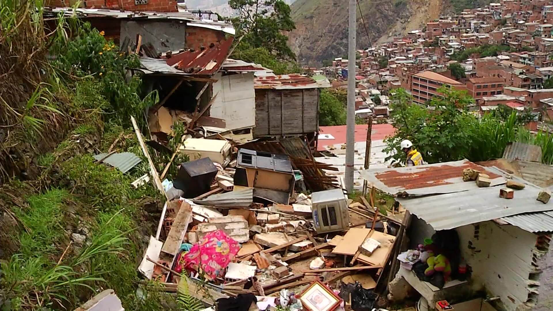 Dos heridos y tres viviendas destruidas por alud en Santo Domingo