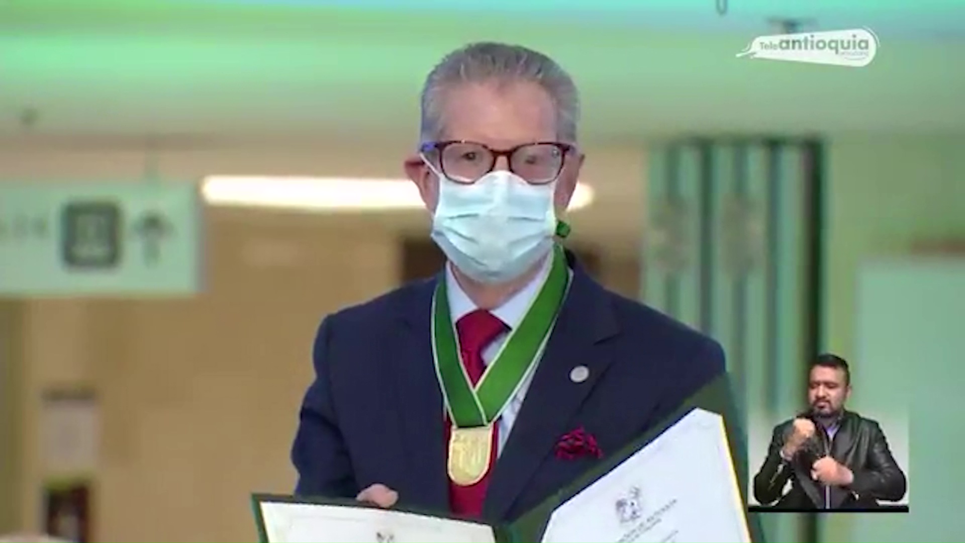 Escudo de Oro al médico Andrés Aguirre