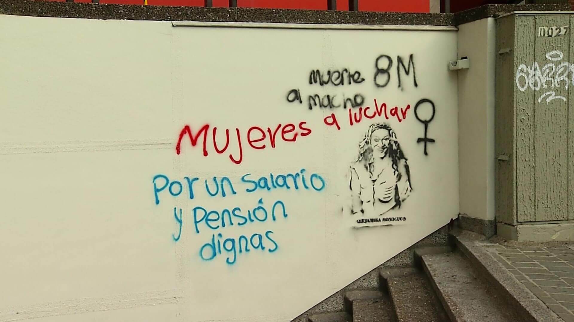 Fachadas pintadas y daños en marcha feminista