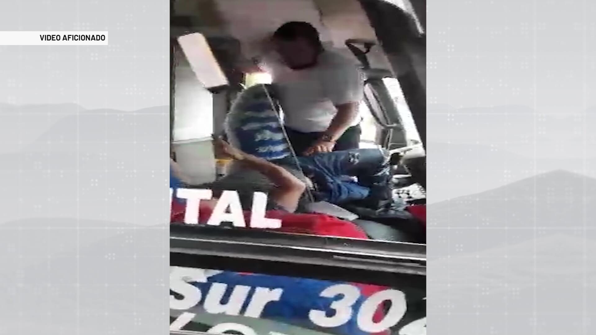 Pelea de dos conductores en plena vía