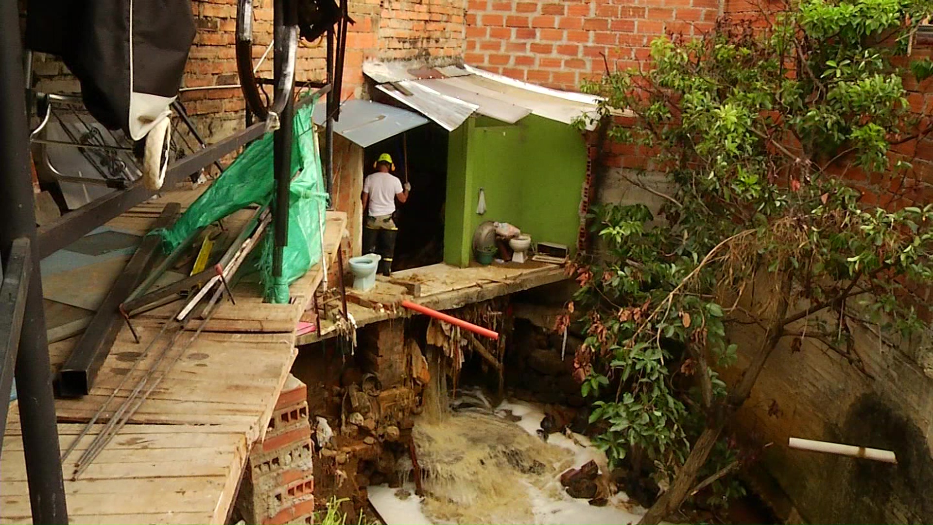 Una edificación de tres pisos en riesgo de colapso