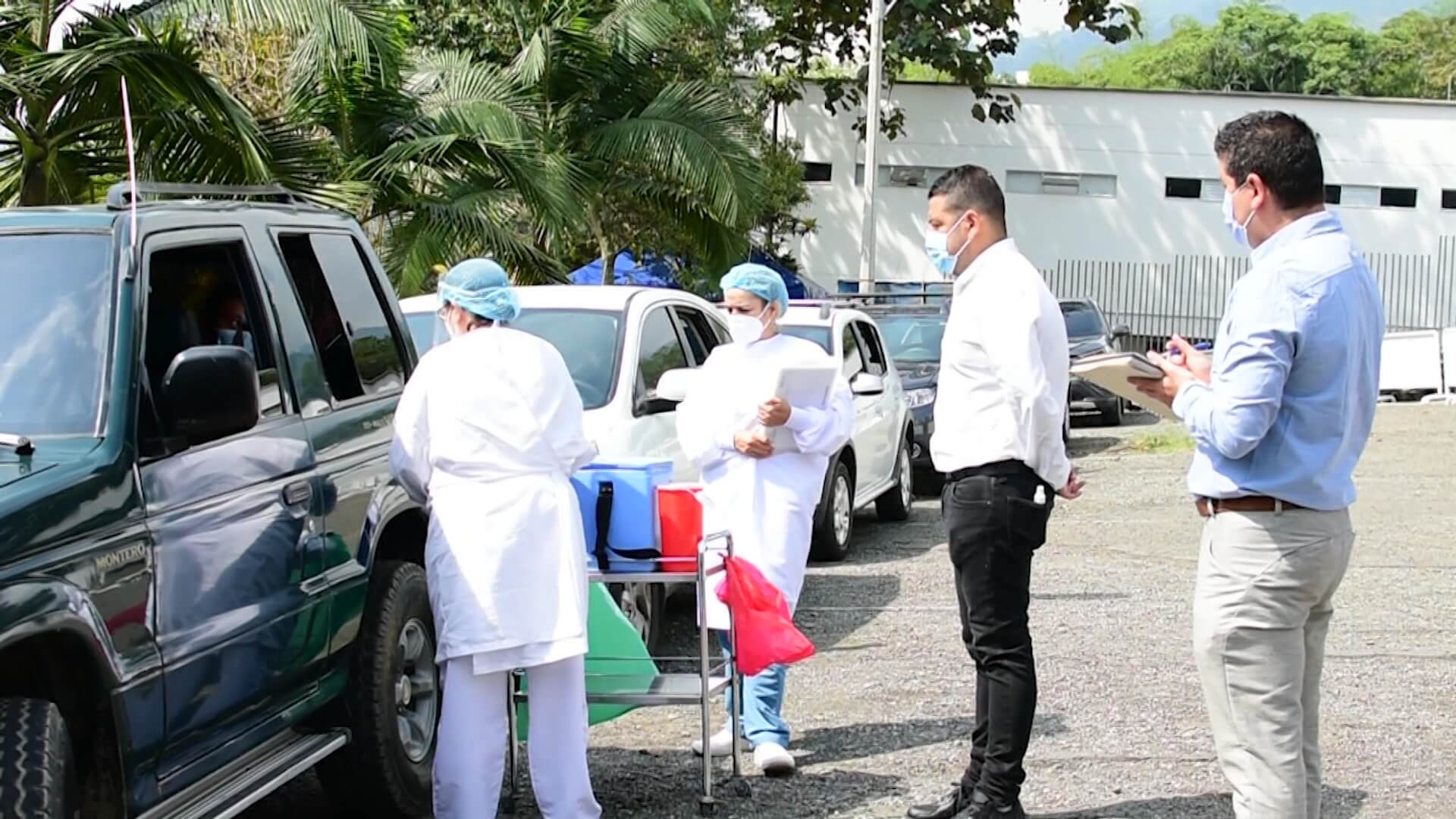 Activan piloto para vacunar personas dentro de vehículos