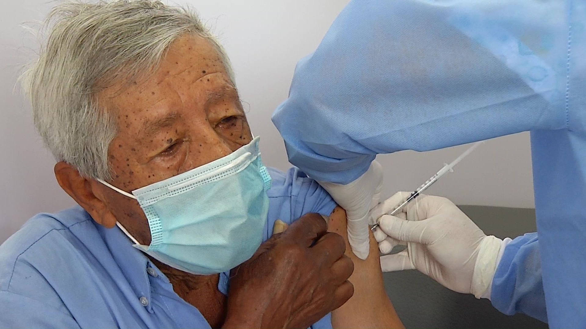 Comenzó la vacunación masiva para mayores de 65 en Bello