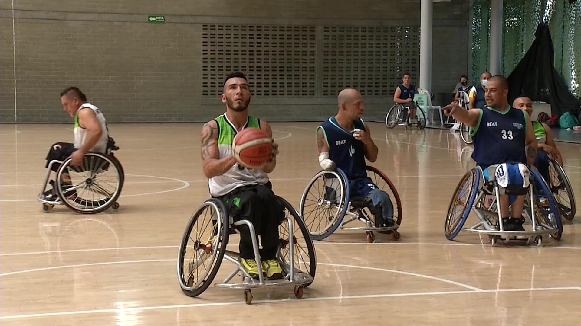 Fuerza y valor en baloncesto de silla de ruedas