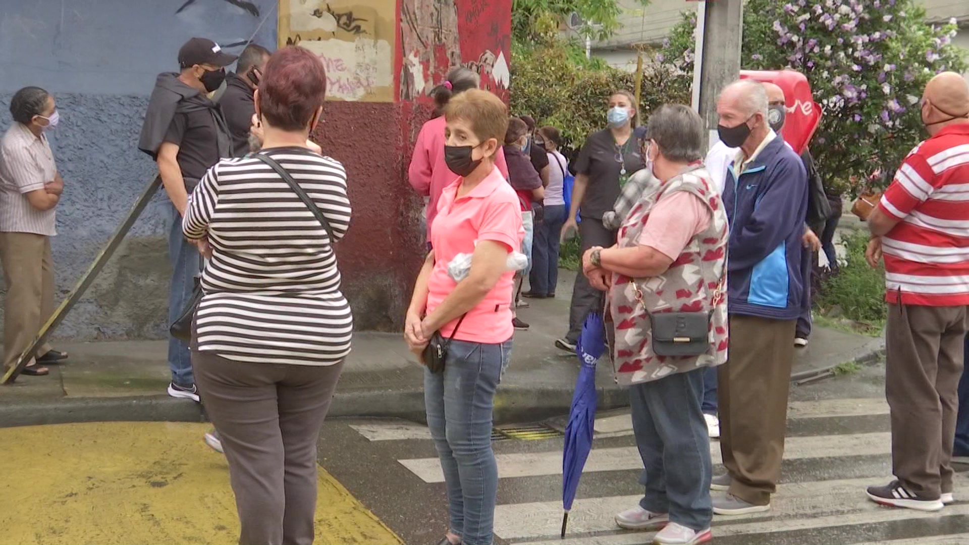 Largas filas de mayores de 70 años para vacunarse