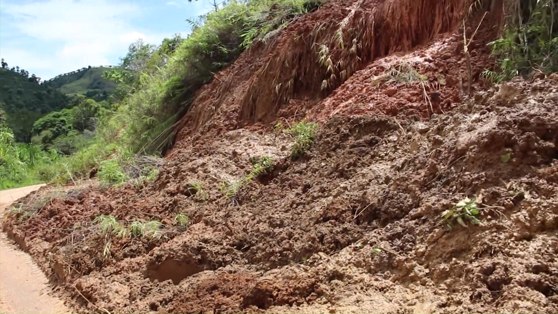 Lluvias afectan la vía Andes – Tapartó