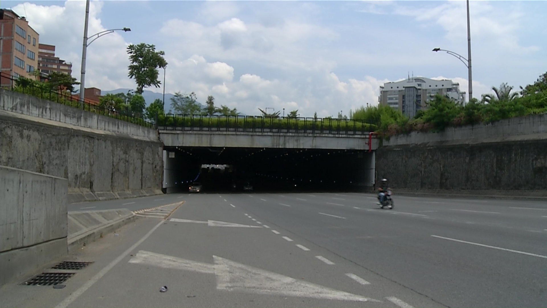 Muere motociclista en soterrado de Parques del Río