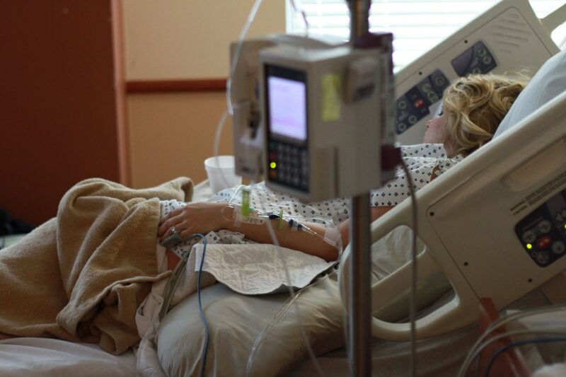 Mujer en cama de hospital