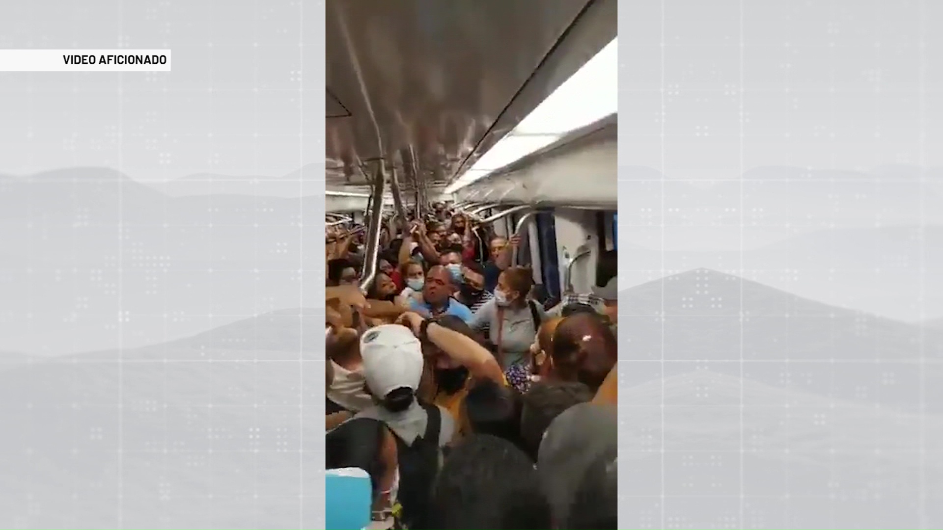 Pelea dentro de un vagón del Metro