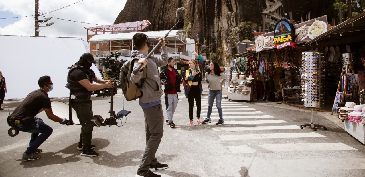 Detrás de cámara de la serie Así es la vuelta en la Piedra de El Peñol