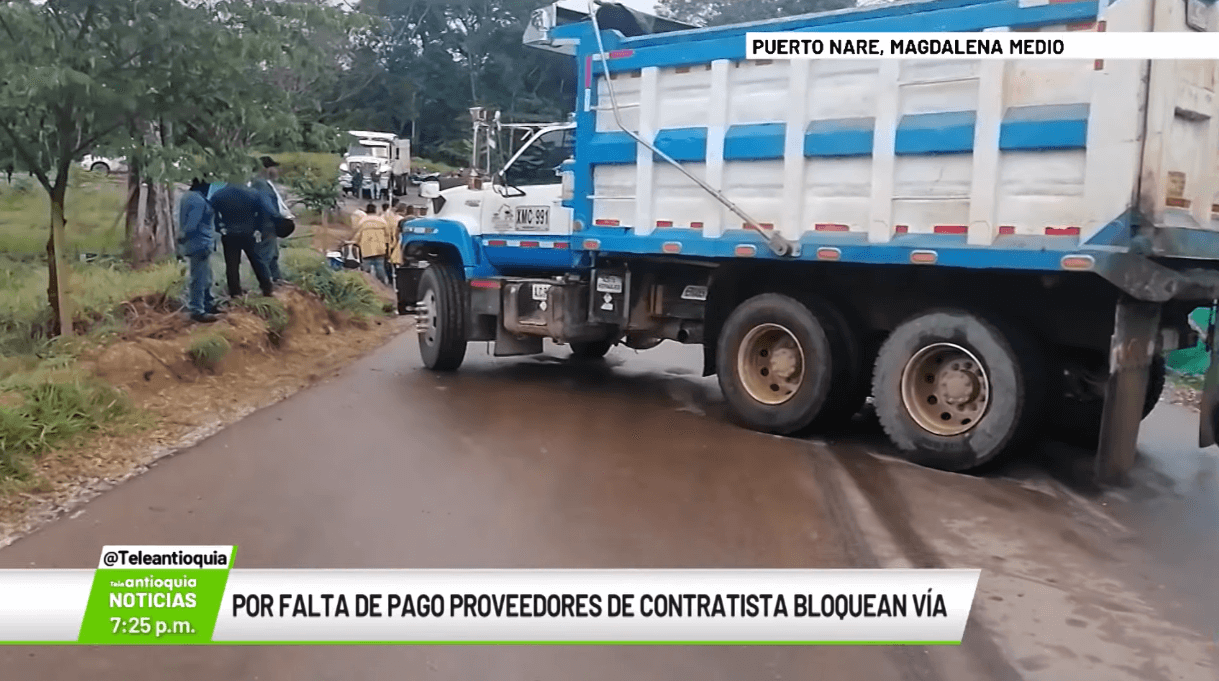 Por falta de pago proveedores de contratista bloquean vía