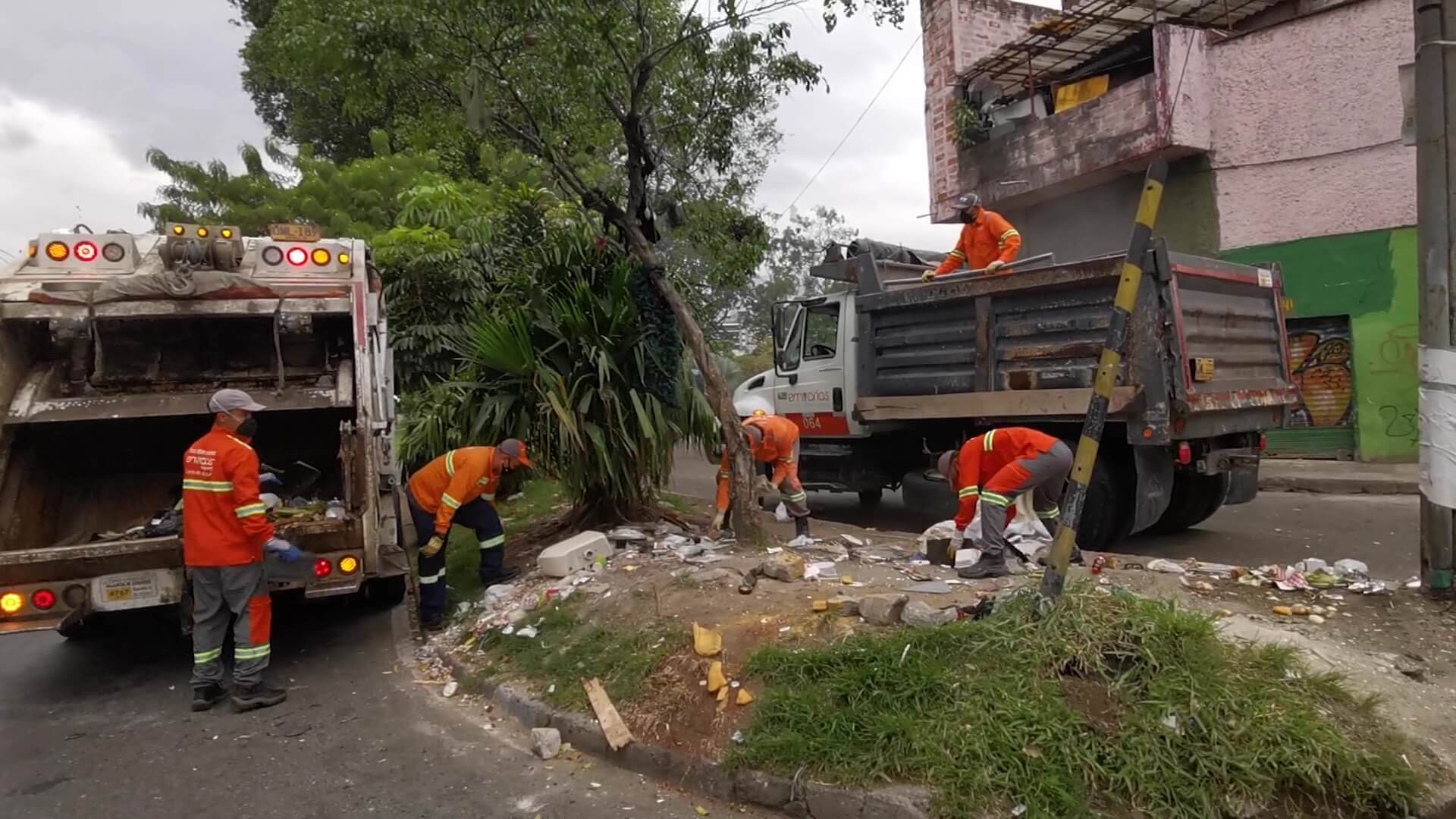 Vecinos se quejan de basuras y malos olores