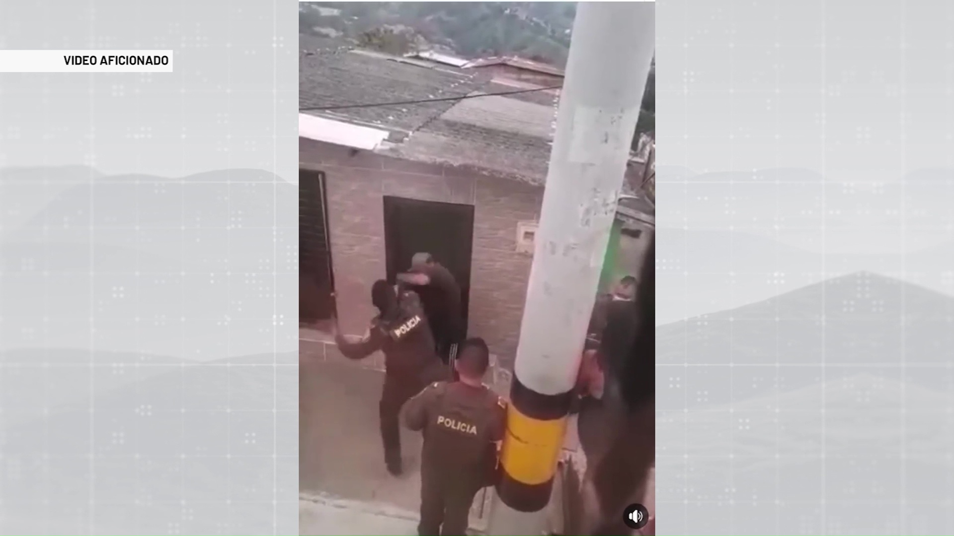 Video viral muestra pelea entre policías y civiles