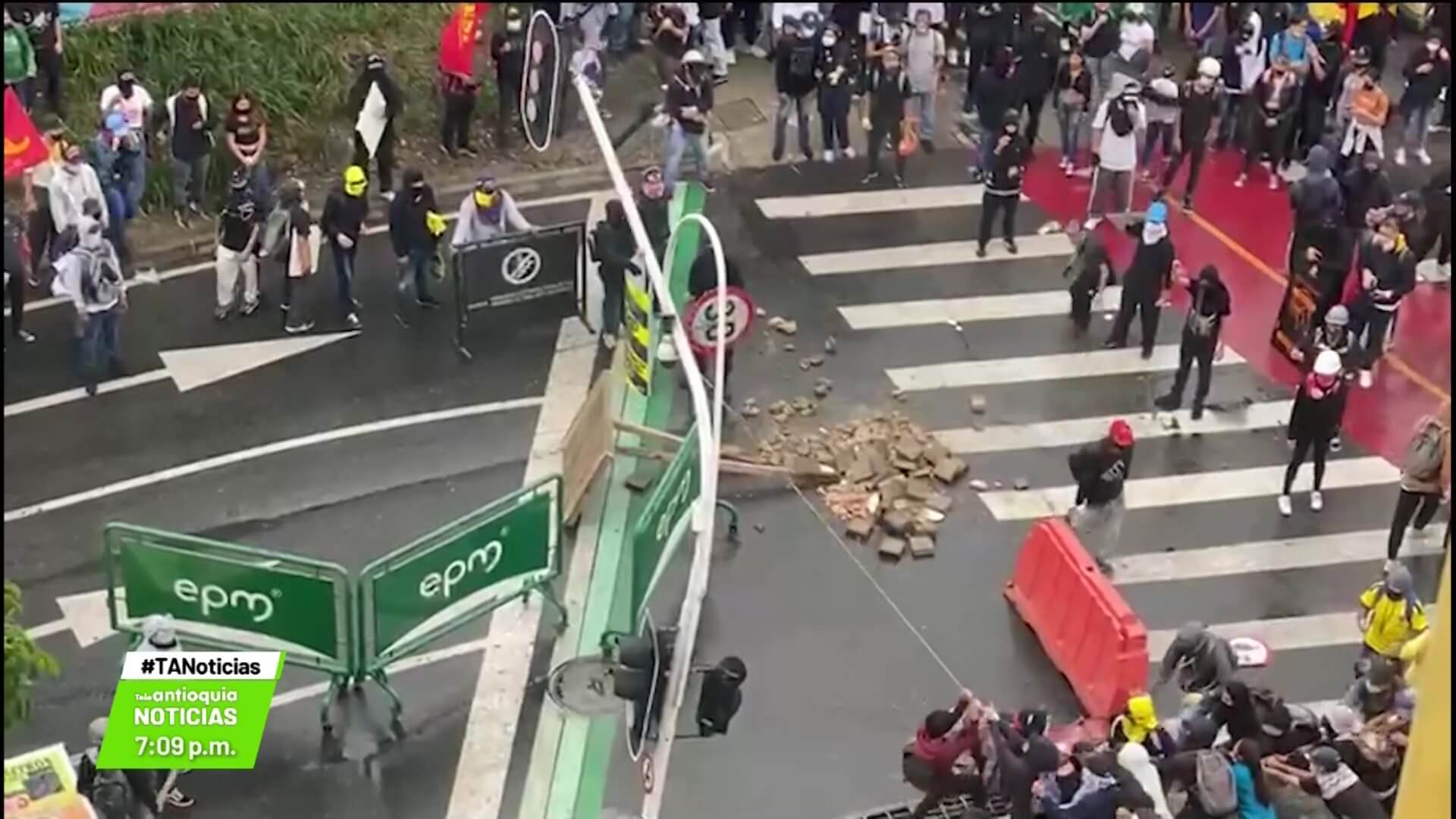 Accidentes y trancones por daños a semáforos