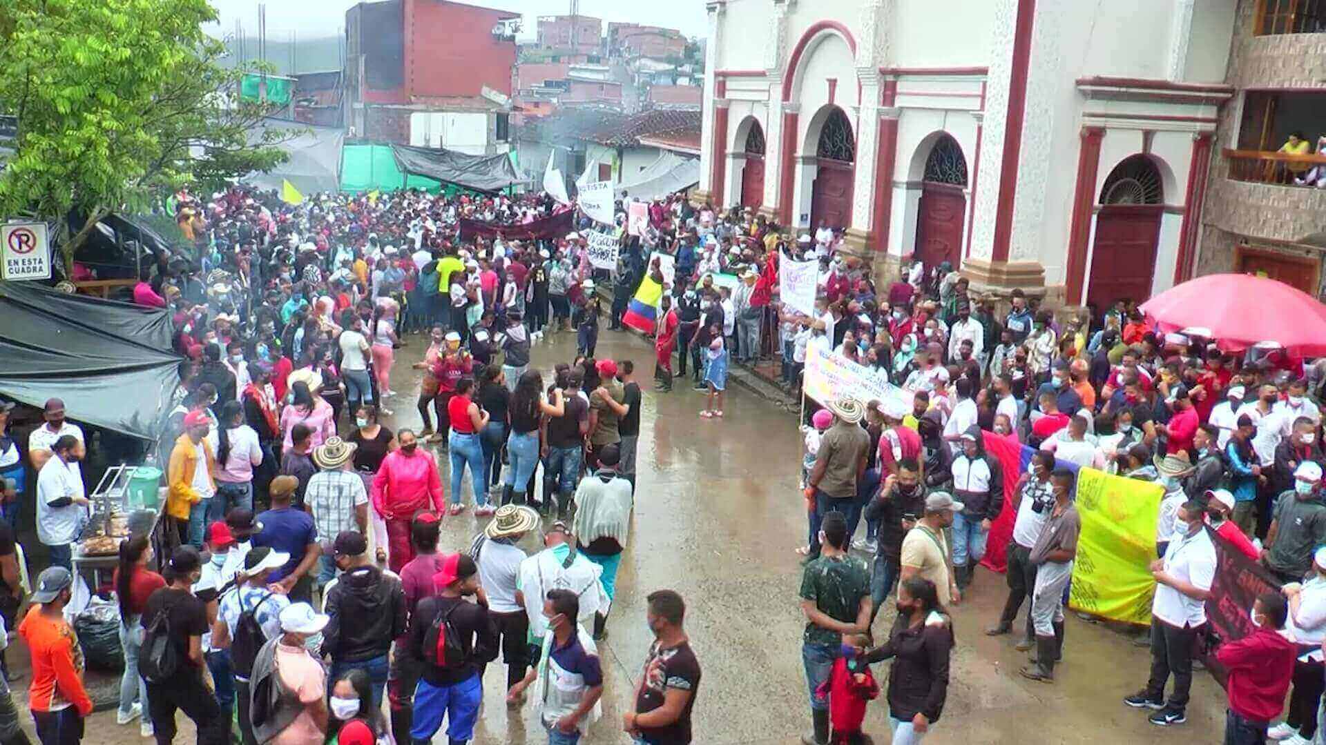 Avanza mesa de diálogo tras ocho días de manifestaciones