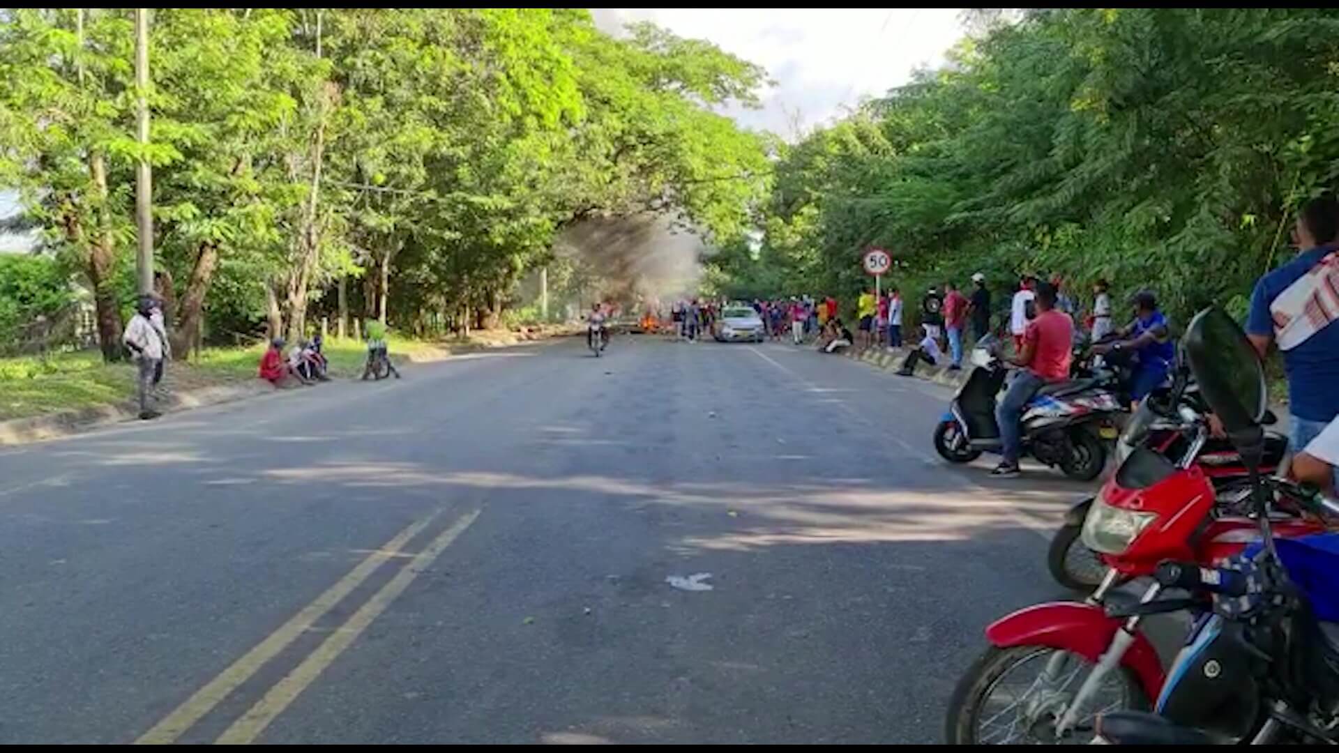 Campesinos y mineros bloquean Troncal a la Costa