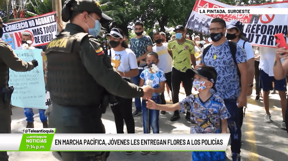 En marcha pacífica, jóvenes les entregan flores a los policías