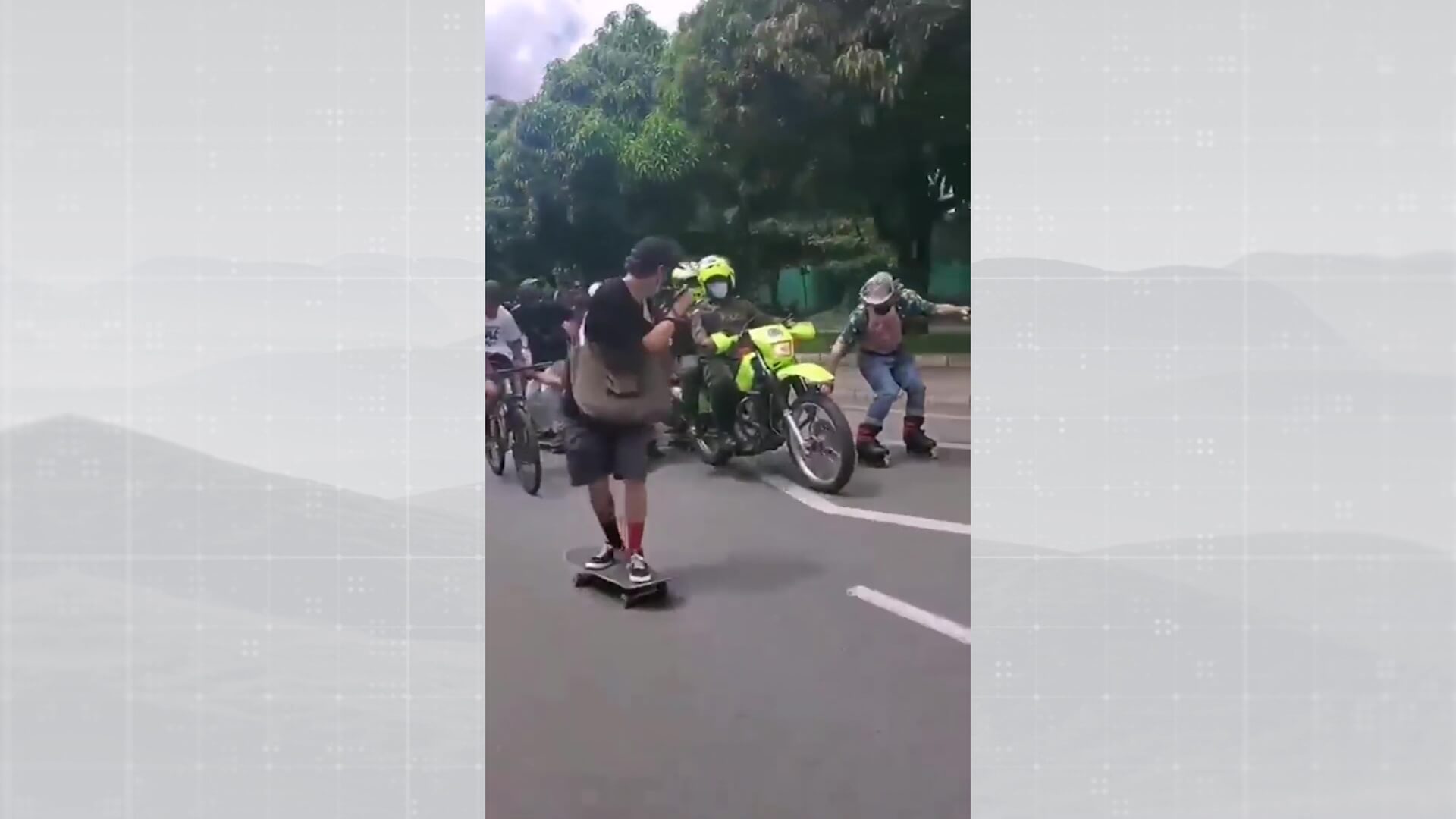 En su moto, policías halaron caravana de marchantes