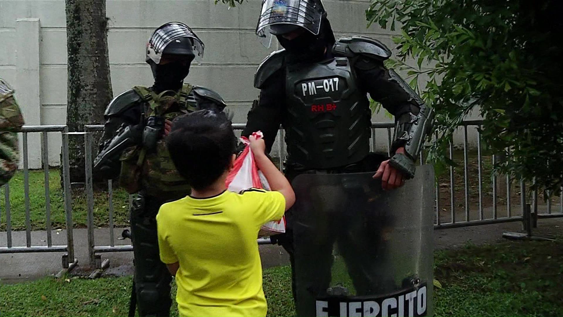 Homenaje a escuadrón antidisturbios