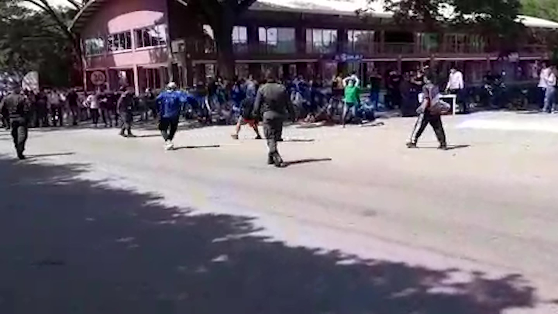 Manifestantes y Policía jugaron fútbol por la paz