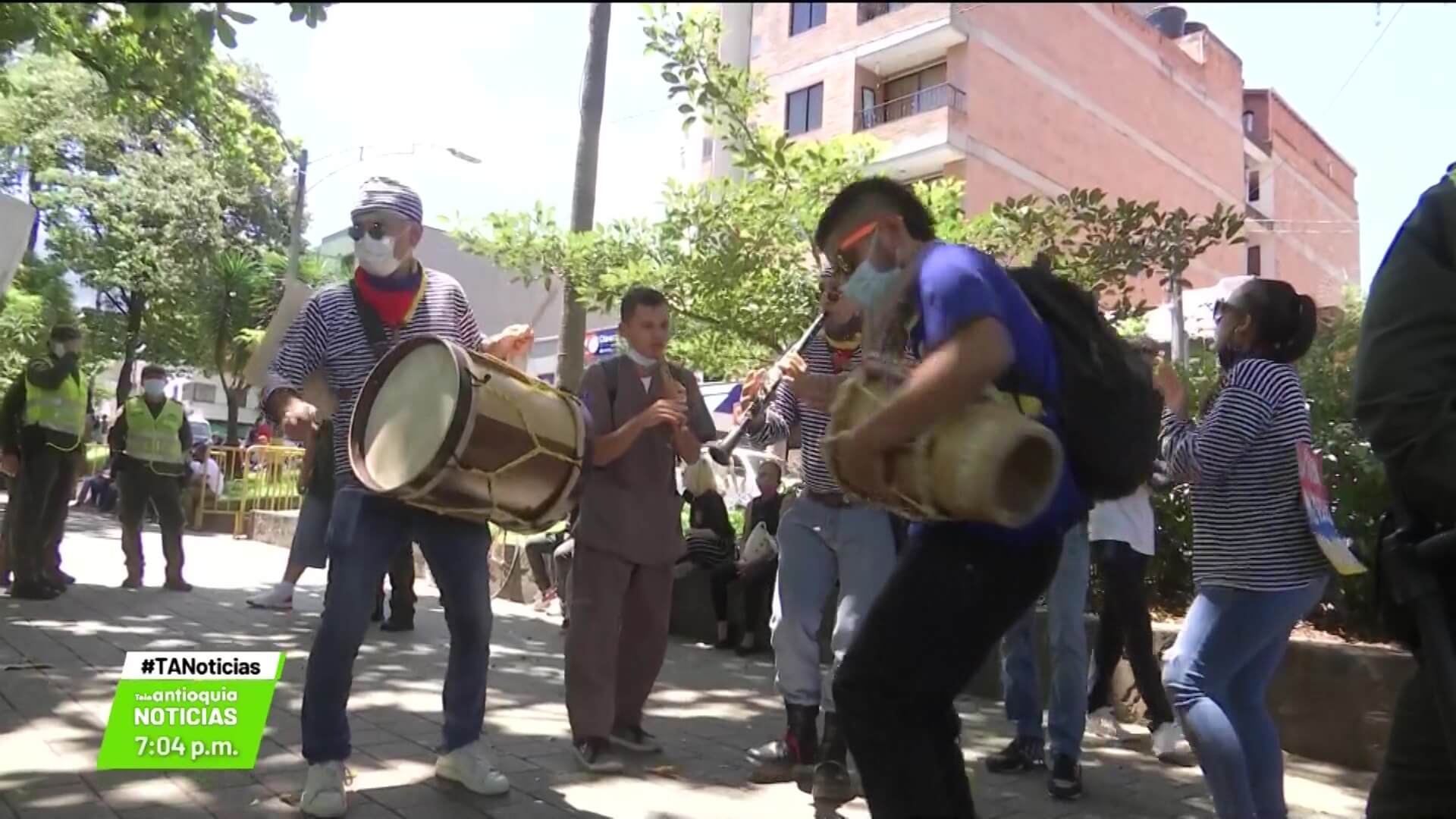 Marchas y movilizaciones con música y color