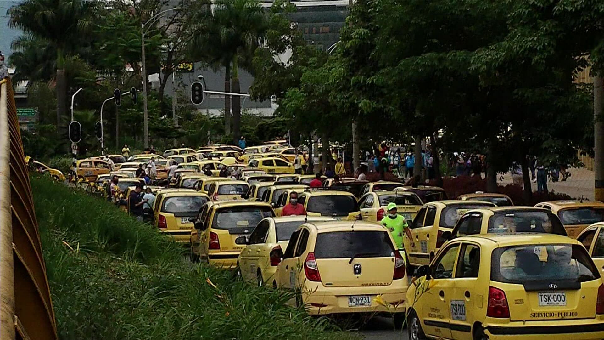 Movilidad reducida y caos vehicular por bloqueo de taxistas