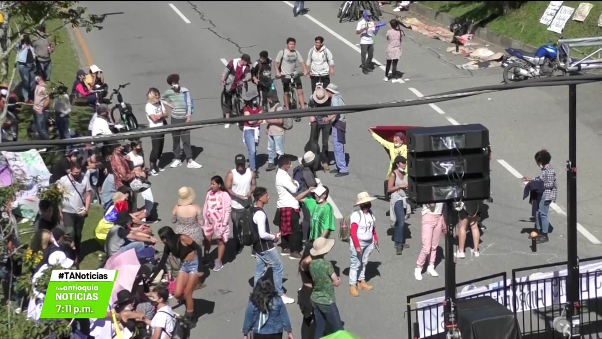 Persisten bloqueos en autopista Medellín-Bogotá