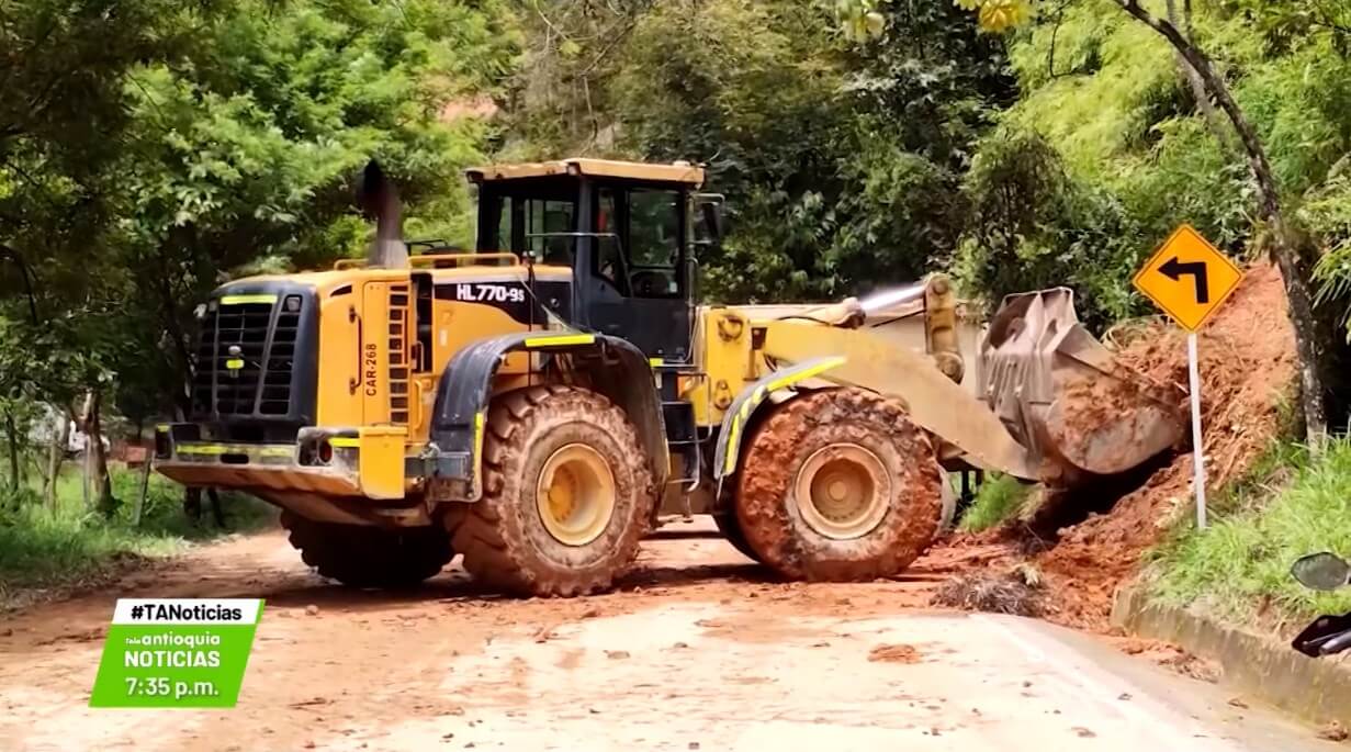 Por derrumbe, vía a Puerto Berrío estuvo cerrada seis horas