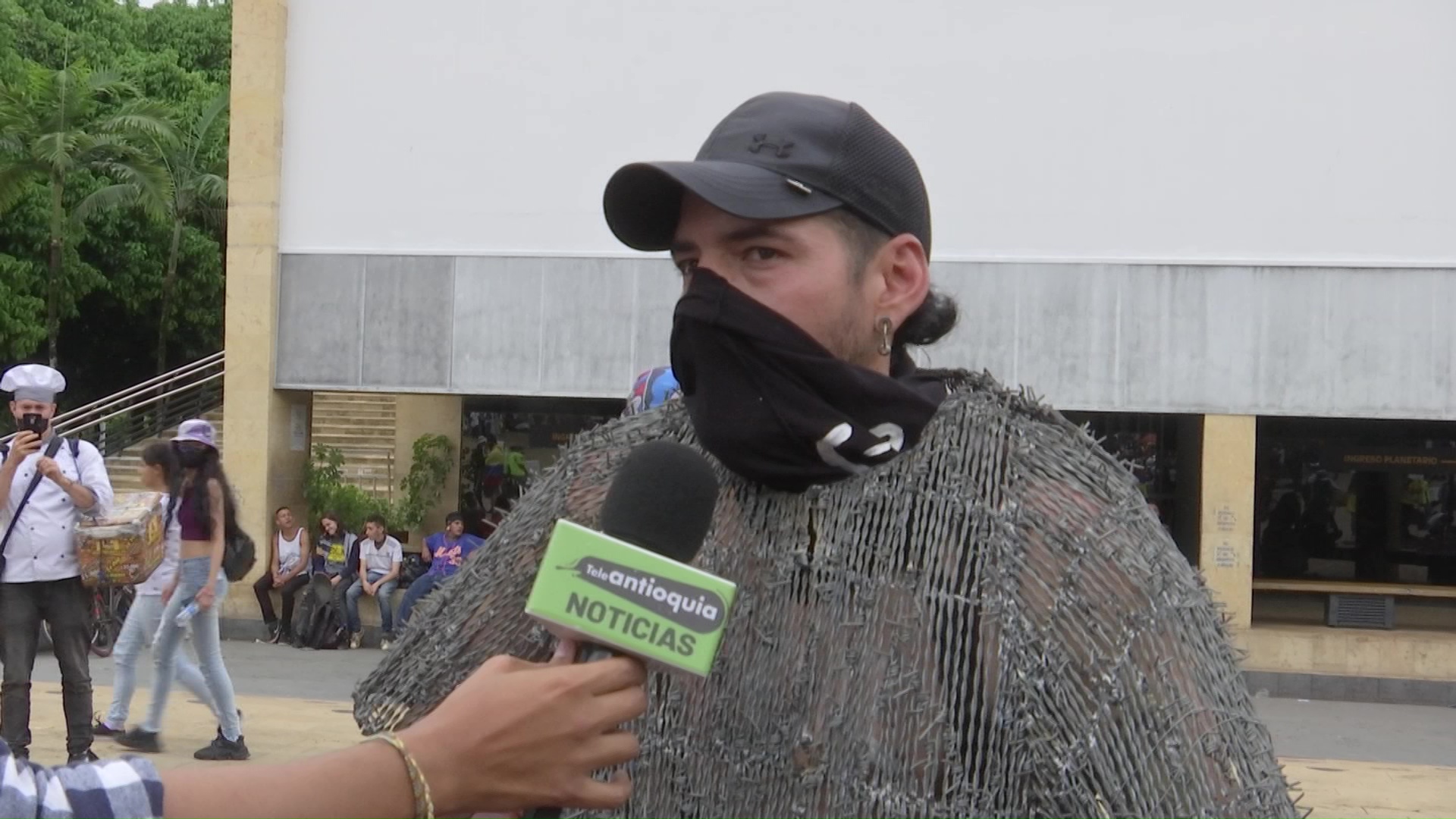 Protestaron con prendas hechas con alambres de púas