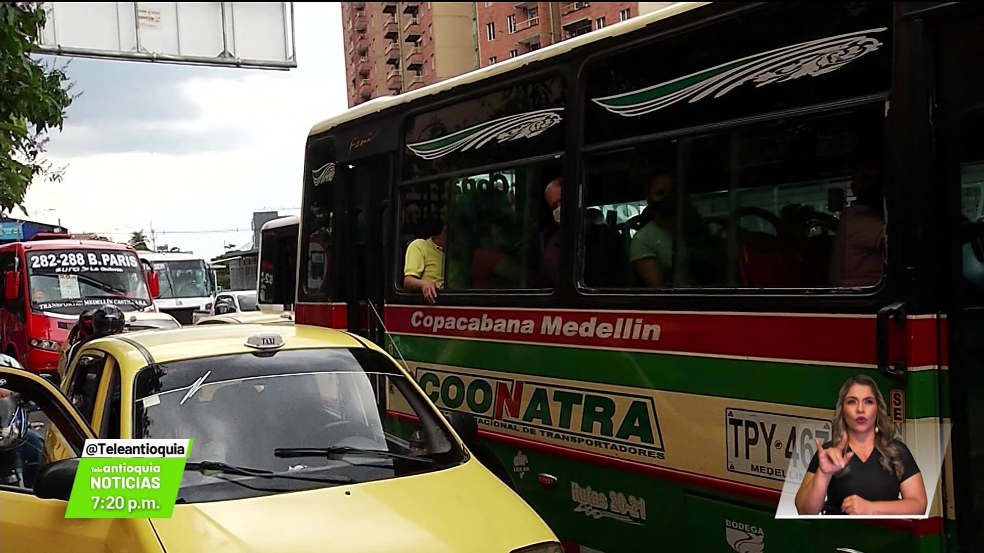 Semáforos dañados en marchas complican la movilidad