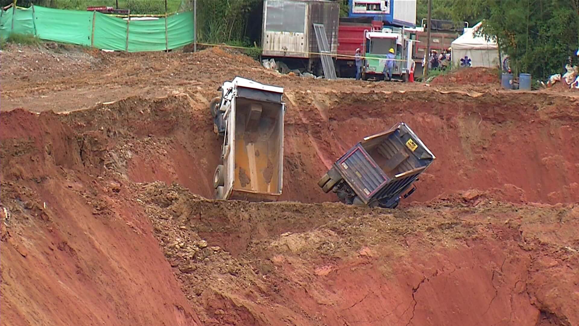 Vigilan cauce del río Medellín tras deslizamiento en relleno