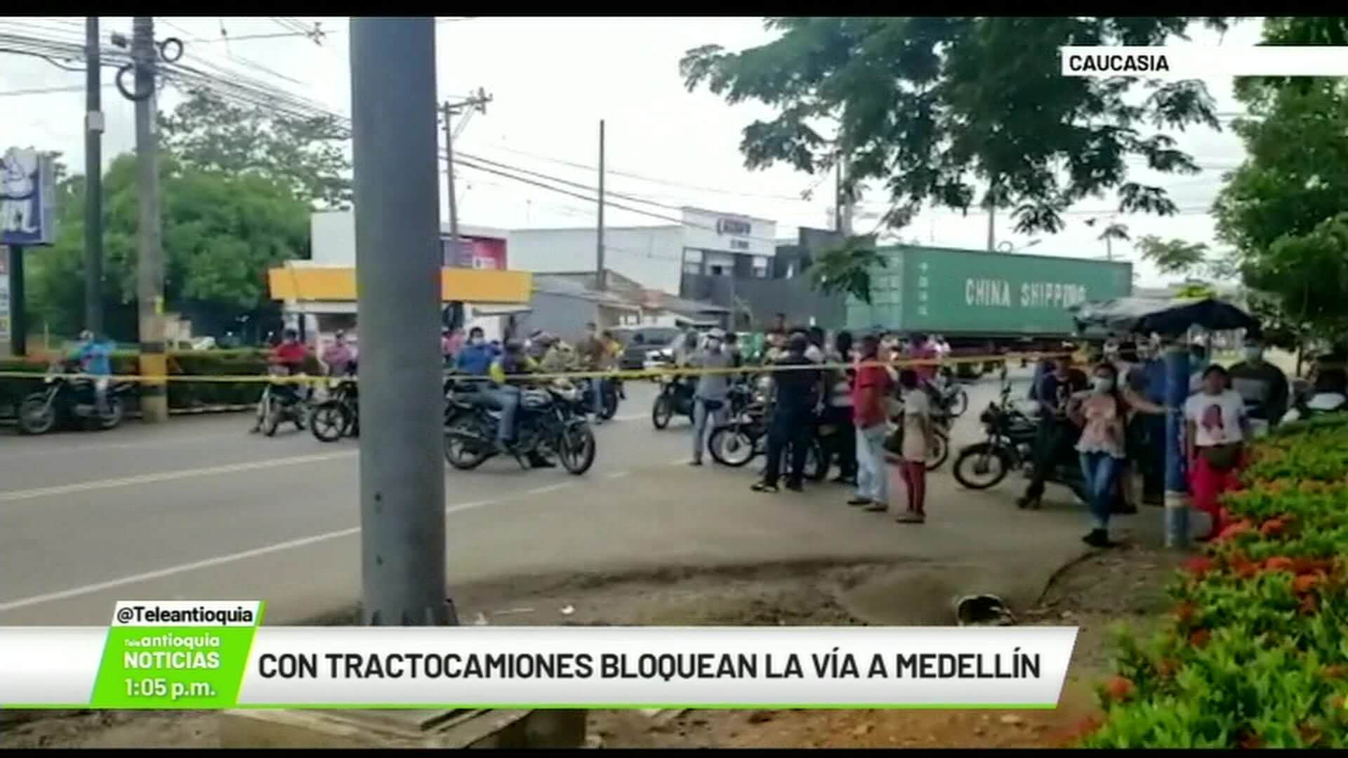 Con tractocamiones bloquean la vía a Medellín