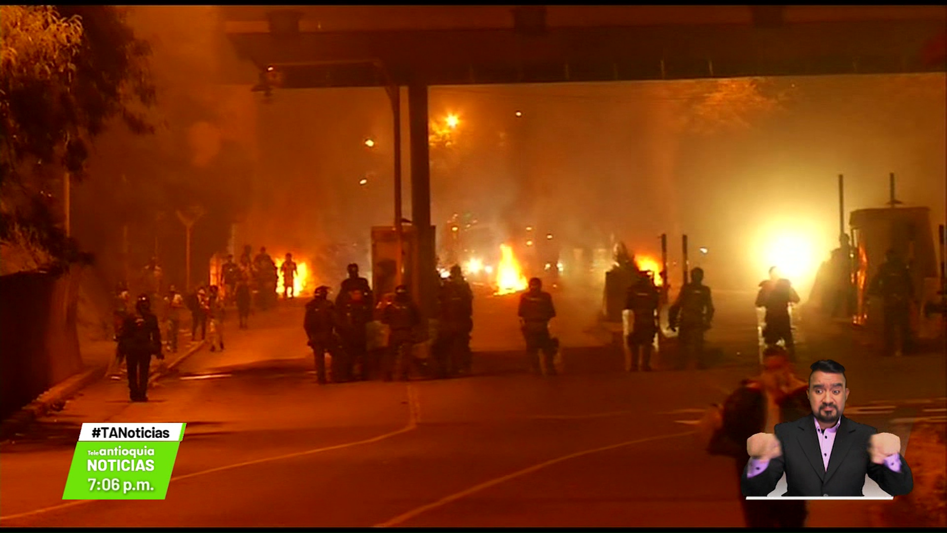 Manifestantes bloquean la Autopista Norte