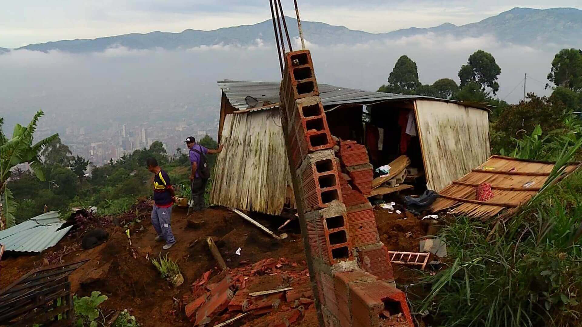 10 viviendas afectadas por deslizamiento en Santa Elena