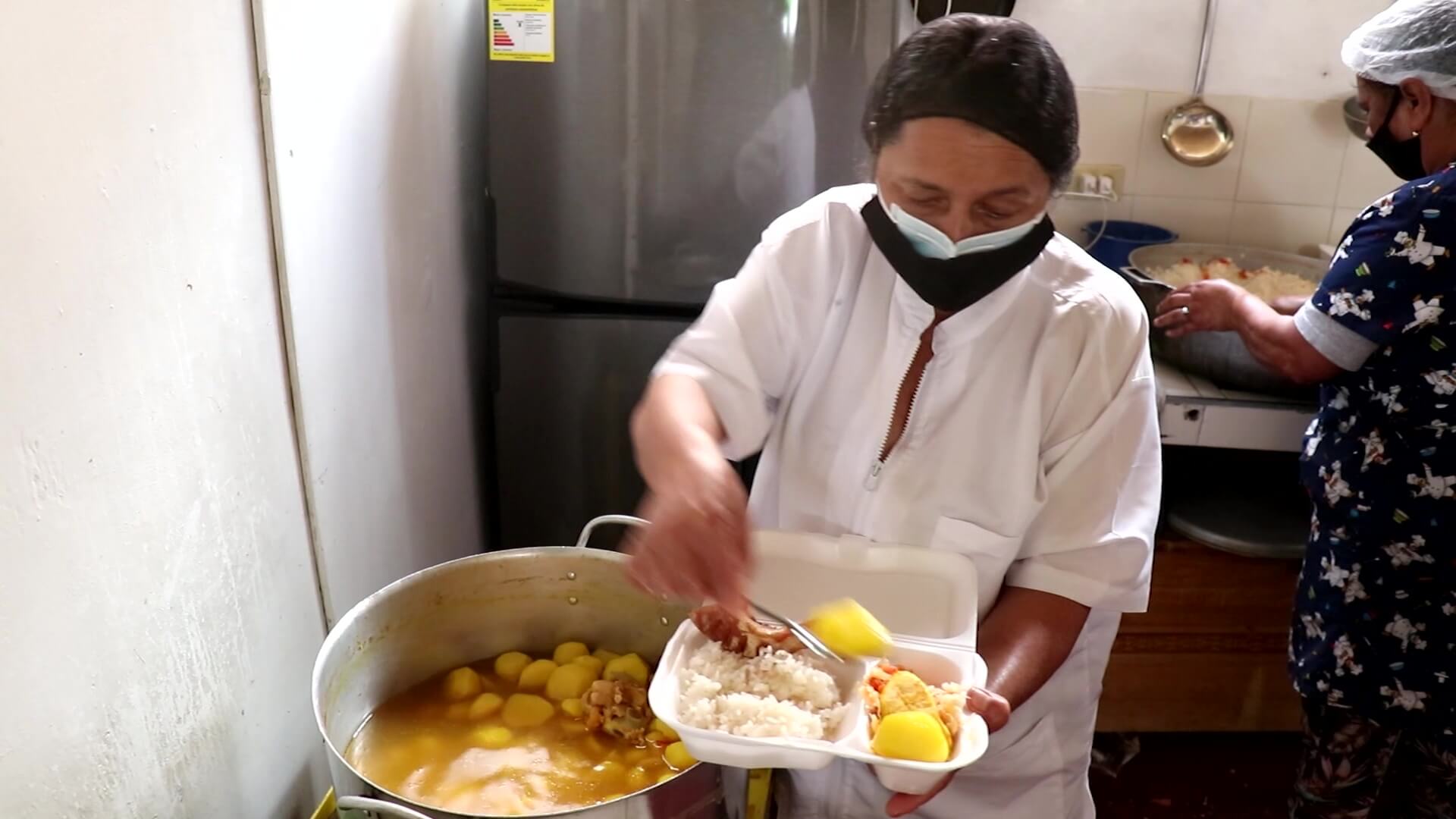 Comedor comunitario a cargo de mujeres