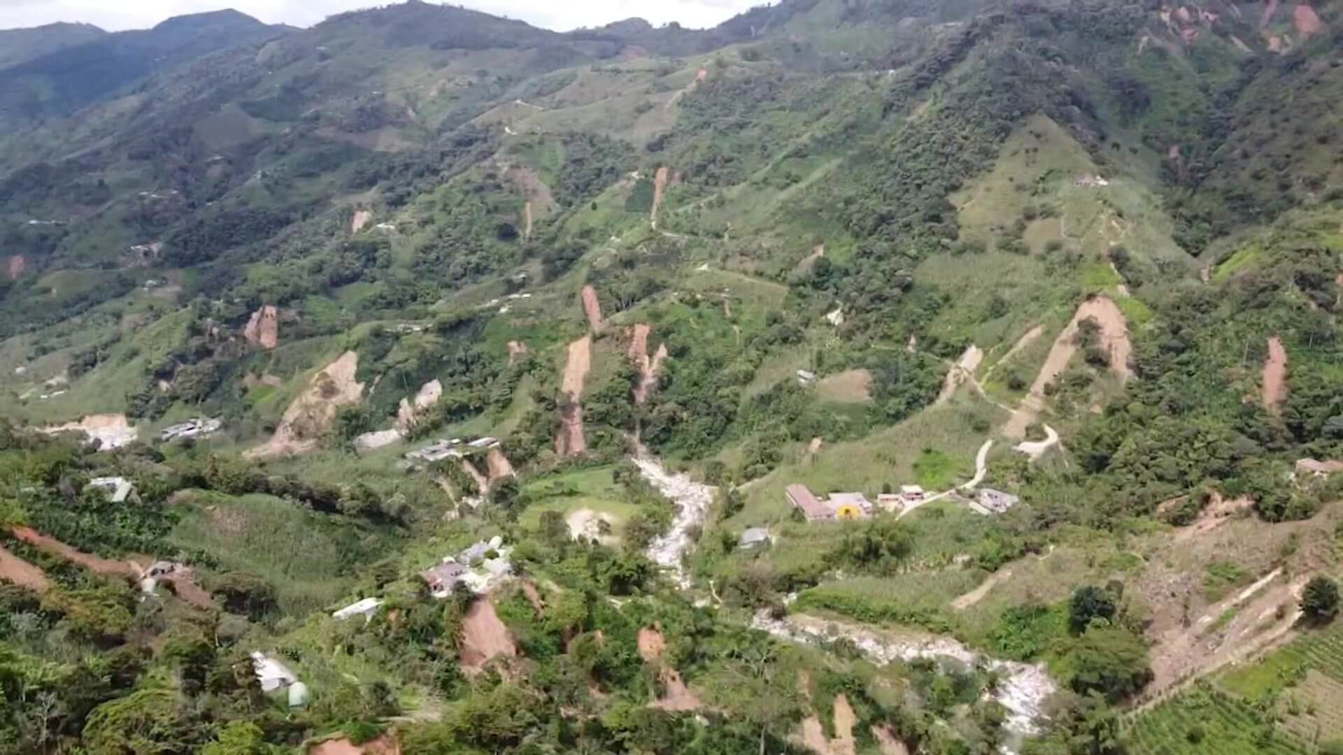 Evacuan más familias por riesgo de movimiento de masa en Santo Domingo