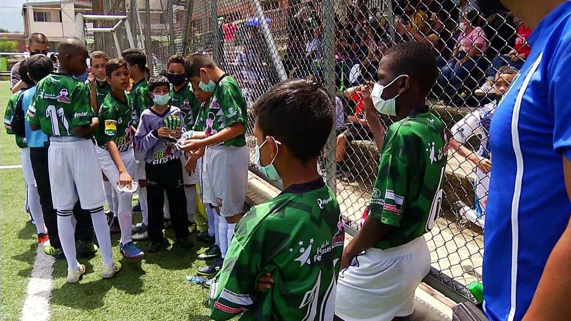 Fiesta de fútbol infantil en el barrio Tricentenario