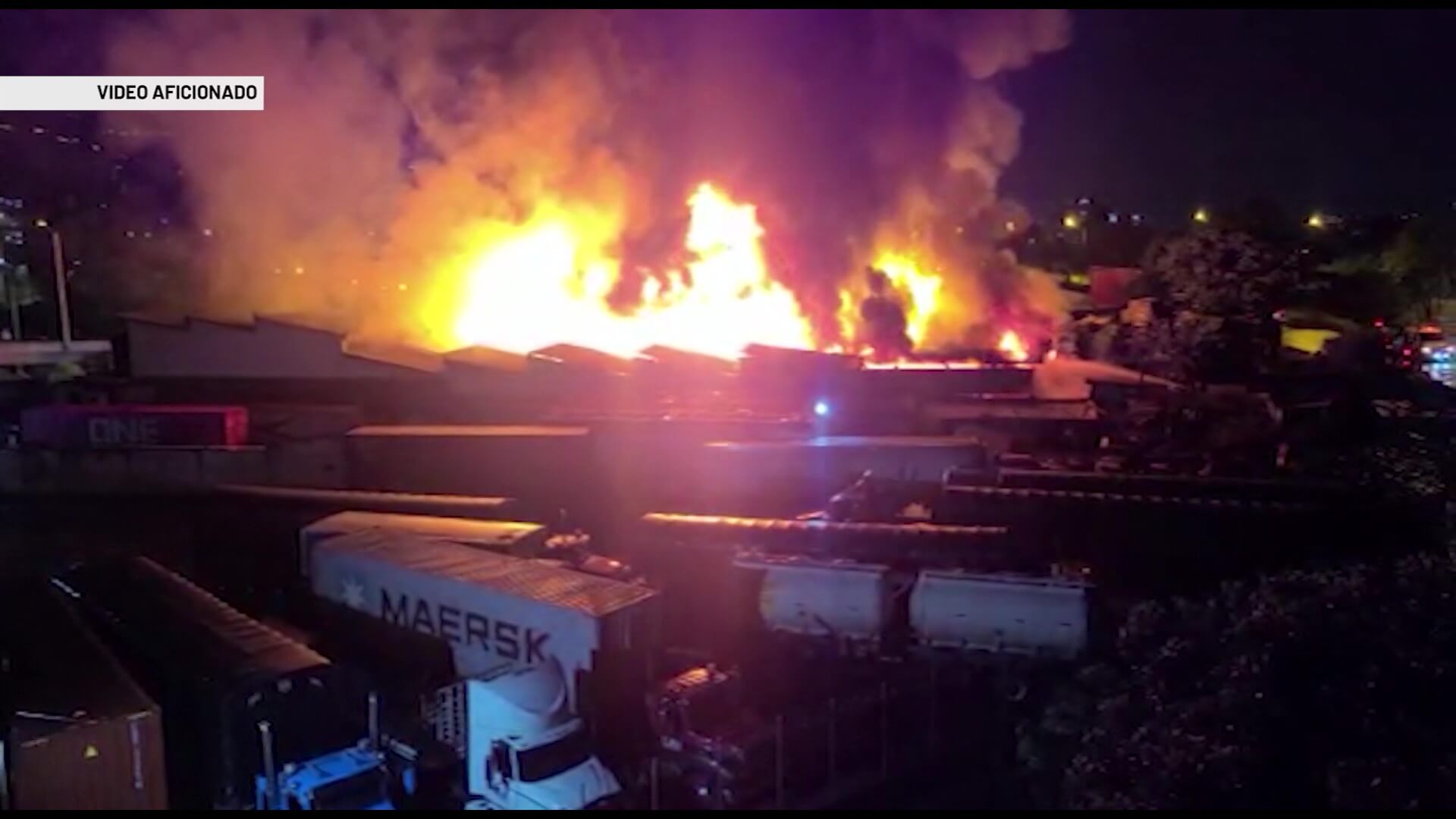 Fuerte olor se desprendió tras incendio en bodegas de químicos