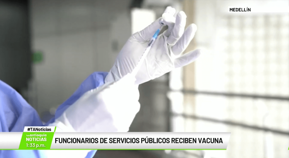 Funcionarios de servicios públicos reciben vacuna