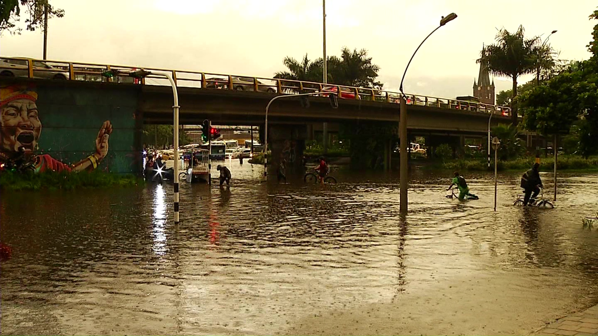 Inundaciones y bloqueos viales por aguacero esta tarde