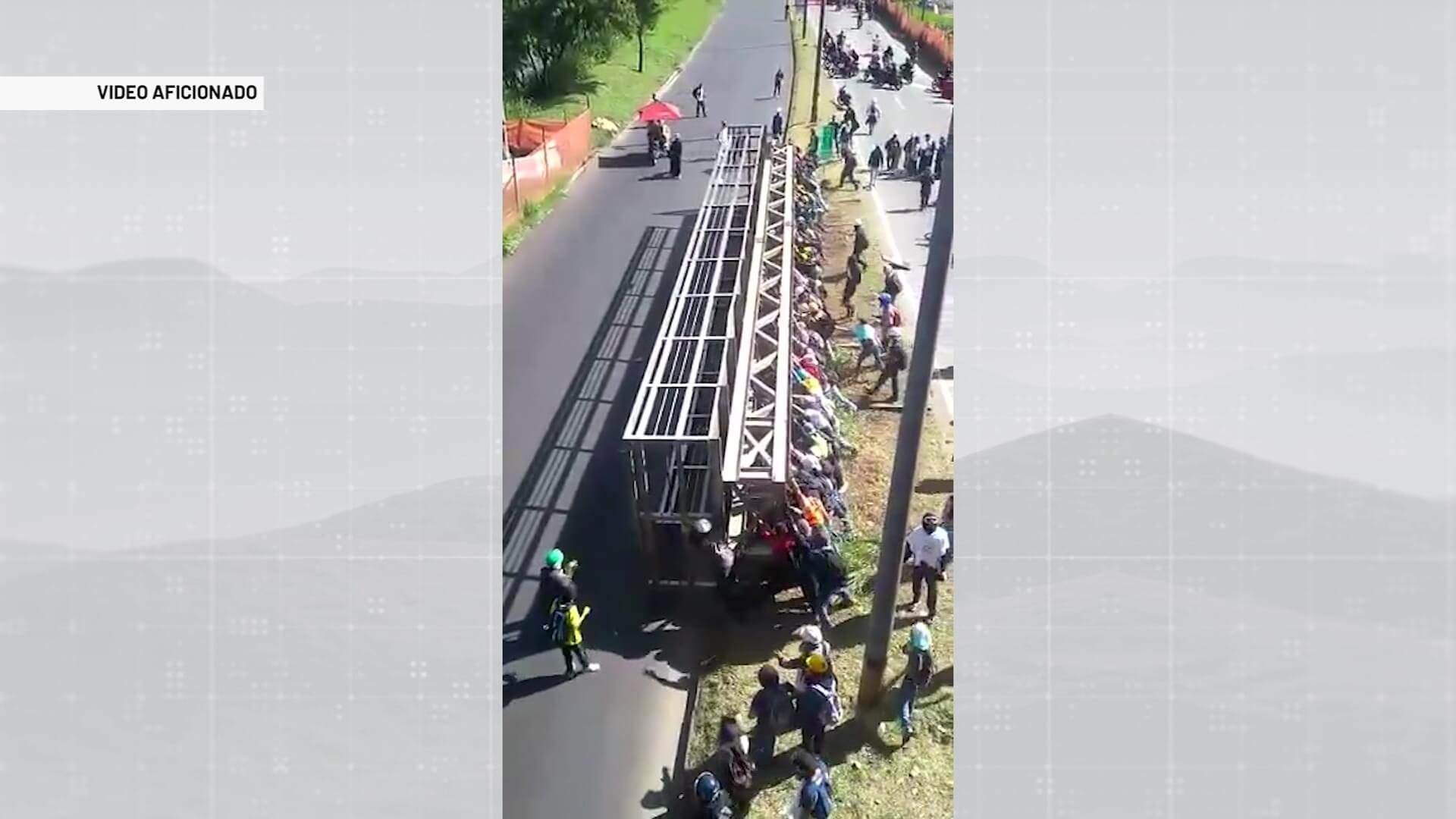 Manifestantes bloquean autopista Sur